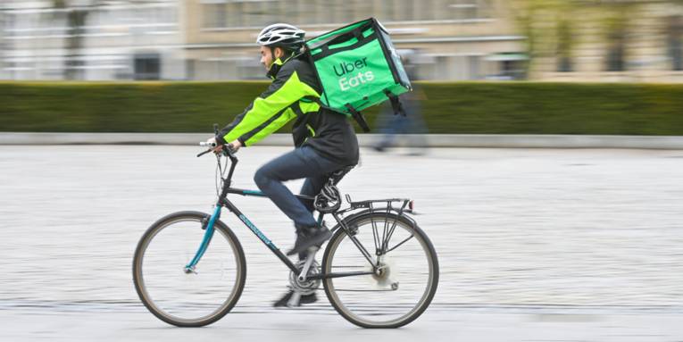 Ein Fahrradfahrer von Uber